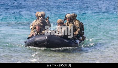 AQABA, Jordanien - Betreiber der U.S. Naval Special Warfare Group und der libanesischen Marine Commandos bereiten sich auf die Durchführung von Operationen am Strand in Aqaba, Jordanien, während der Übung Eager Lion am 8. September 2022 vor. Übung Eager Lion gilt als das Schlussereignis der umfassenderen US-Militärbeziehungen mit den jordanischen Streitkräften, einem der stärksten und zuverlässigsten Partner des US Central Command in der Region, Vorreiterrolle für Sicherheit und Stabilität mit konventionellen und unkonventionellen Szenarien zur Aktivierung einer gemeinsamen Task Force. Die Übung unterstreicht das Engagement der Vereinigten Staaten Stockfoto