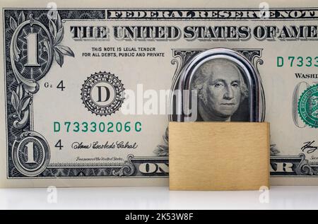 Messingschloss und 1-Dollar-Banknote in US-Dollar-Währung. Stockfoto