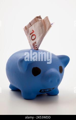 Blaue Keramikbank mit Euro-Banknote. Stockfoto