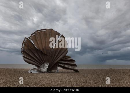 Zwei ineinanderhängende Jakobsmuscheln, Skulptur am Strand von Aldeburgh von Maggie Hambling, die Benjamin Britain gewidmet ist, am Kiesstrand Stockfoto