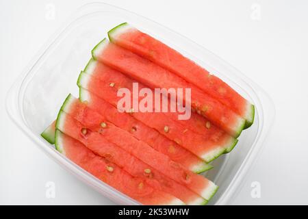 Citrullus lanatus - Wassermelonenscheiben in Kunststoffbehältern. Stockfoto