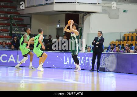 Sassari, Italien. 05. Oktober 2022. Nihad Djedovic (Unicaja Malaga) während Dinamo BDS Sassari gegen Unicaja, Champions League Basketballspiel in Sassari, Italien, Oktober 05 2022 Quelle: Independent Fotoagentur/Alamy Live News Stockfoto