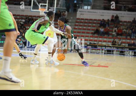 Sassari, Italien. 05. Oktober 2022. Kendrick Perry (Unicaja Malaga) während Dinamo BDS Sassari gegen Unicaja, Champions League Basketballspiel in Sassari, Italien, Oktober 05 2022 Quelle: Independent Photo Agency/Alamy Live News Stockfoto