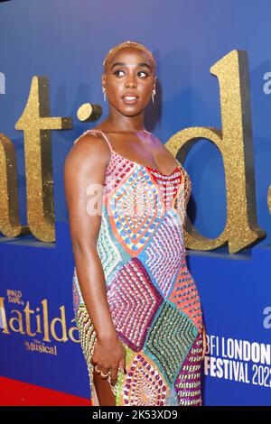 Lashana Lynch nimmt an der Weltpremiere von Roald Dahls Matilda the Musical Teil, die Sony Picturs am 25.. November in Kinos in ganz Großbritannien und Irland veröffentlicht hat. Die Premiere war auch die Eröffnungsnacht des jährlichen BFI London Film Festival. Stockfoto