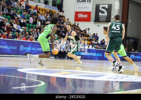 Sassari, Italien. 05. Oktober 2022. Tyler Kalinoski (Unicaja Malaga) während Dinamo BDS Sassari gegen Unicaja, Champions League Basketballspiel in Sassari, Italien, Oktober 05 2022 Quelle: Independent Photo Agency/Alamy Live News Stockfoto