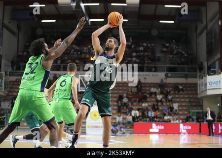 Sassari, Italien. 05. Oktober 2022. David Kravish (Unicaja Malaga) während Dinamo BDS Sassari gegen Unicaja, Champions League Basketballspiel in Sassari, Italien, Oktober 05 2022 Quelle: Independent Fotoagentur/Alamy Live News Stockfoto