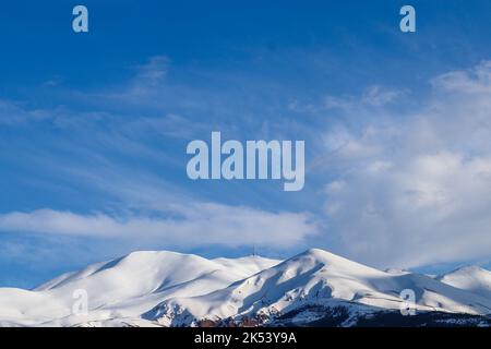 Schneebedeckter Palandoken-Berg. Berge mit Wolken über ihnen. Erzurum, Türkei. Stockfoto