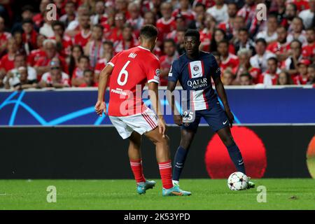 Lissabon, Portugal. 5. Oktober 2022. Nuno Mendes aus Paris Saint-Germain (R ) steht mit Alexander Bah aus Benfica während des UEFA Champions League-Fußballspiels der Gruppe H zwischen SL Benfica und Paris Saint-Germain am 5. Oktober 2022 im Luz-Stadion in Lissabon, Portugal, vor. (Bild: © Pedro Fiuza/ZUMA Press Wire) Stockfoto