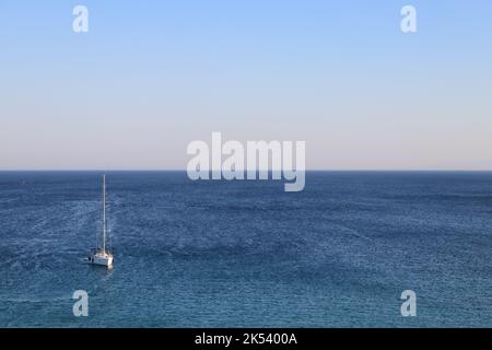 Segelyacht im offenen Meer. Segelboot. Yacht von oben. Segelboot von oben. Yachting an einem sonnigen Tag. Segelboot. Stockfoto