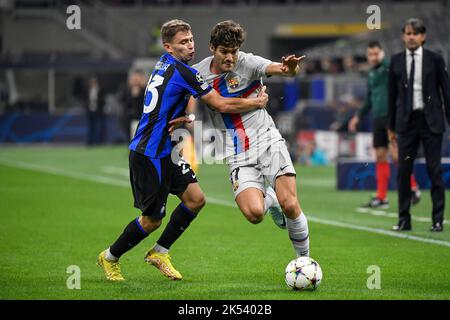 Nicolo Barella vom FC Internazionale und Marcos Alonso von Barcelona kämpfen während des Champions League-Fußballspiels der Gruppe C zwischen dem FC um den Ball Stockfoto