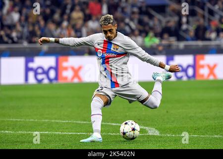 Raphael Dias Belloli aka Raphinha aus Barcelona im Einsatz während des Champions League-Fußballspiels der Gruppe C zwischen dem FC Internazionale und dem FCB Barcelon Stockfoto