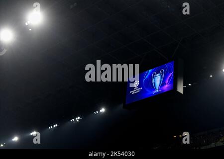 Das Champions League-Logo und die Trophäe werden während des Champions League-Fußballspiels der Gruppe C zwischen dem FC Internazionale und dem FCB Barcelona auf dem Display angezeigt Stockfoto