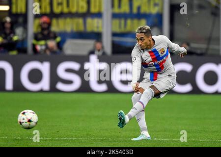 Raphael Dias Belloli aka Raphinha aus Barcelona im Einsatz während des Champions League-Fußballspiels der Gruppe C zwischen dem FC Internazionale und dem FCB Barcelon Stockfoto