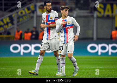 Sergio Busquets und Pablo Martin Paez Gavira aka Gavi aus Barcelona während des Champions League-Fußballspiels der Gruppe C zwischen dem FC Internazionale und dem FC Stockfoto