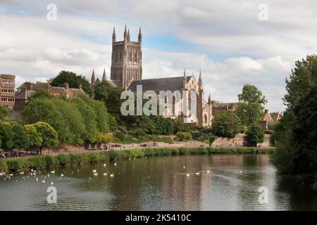 Kathedrale von Worcester am Ufer des Flusses Severn, Worcestershire, England Stockfoto
