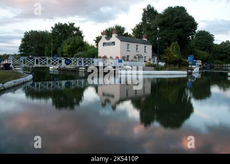 Sonnenuntergang, Junction Bridge House, Saul Junction, wo der Gloucester & Sharpness Canal auf den Stroudwater Canal trifft, Gloucestshire, England Stockfoto