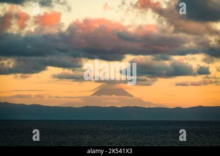 Sonnenuntergang auf Pico Island, Mount Pico und Sao Jorge von der Insel Graciosa aus gesehen Stockfoto