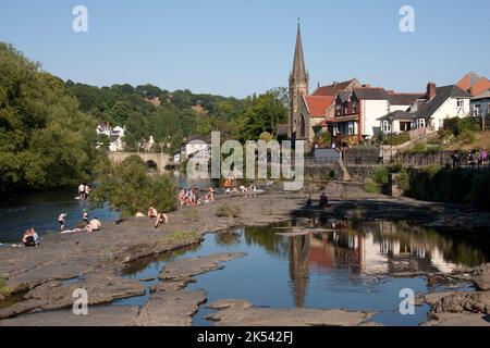 Llangollen, Badeurlauber im River Dee, Denbighshire, Wales Stockfoto