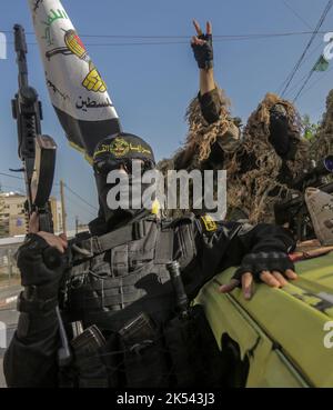 Gaza, Palästina. 05. Oktober 2022. Bewaffnete Kämpfer aus Saraya al-Quds, dem militärischen Flügel des Islamischen Dschihad, nehmen an einer antiisraelischen Militärparade zum 35.. Jahrestag des Starts der Bewegung des Islamischen Dschihad in Gaza-Stadt Teil. Kredit: SOPA Images Limited/Alamy Live Nachrichten Stockfoto