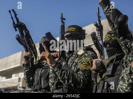 Gaza, Palästina. 05. Oktober 2022. Bewaffnete Kämpfer aus Saraya al-Quds, dem militärischen Flügel des Islamischen Dschihad, nehmen an einer antiisraelischen Militärparade zum 35.. Jahrestag des Starts der Bewegung des Islamischen Dschihad in Gaza-Stadt Teil. Kredit: SOPA Images Limited/Alamy Live Nachrichten Stockfoto