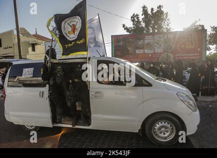 Gaza, Palästina. 05. Oktober 2022. Bewaffnete Kämpfer aus Saraya al-Quds, dem militärischen Flügel des Islamischen Dschihad, nehmen an einer antiisraelischen Militärparade zum 35.. Jahrestag des Starts der Bewegung des Islamischen Dschihad in Gaza-Stadt Teil. Kredit: SOPA Images Limited/Alamy Live Nachrichten Stockfoto