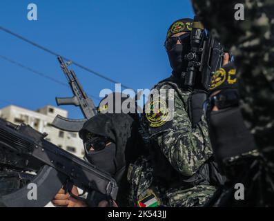 Gaza, Palästina. 05. Oktober 2022. Bewaffnete Kämpfer aus Saraya al-Quds, dem militärischen Flügel des Islamischen Dschihad, nehmen an einer antiisraelischen Militärparade zum 35.. Jahrestag des Starts der Bewegung des Islamischen Dschihad in Gaza-Stadt Teil. Kredit: SOPA Images Limited/Alamy Live Nachrichten Stockfoto