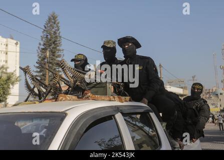 Gaza, Palästina. 05. Oktober 2022. Bewaffnete Kämpfer aus Saraya al-Quds, dem militärischen Flügel des Islamischen Dschihad, nehmen an einer antiisraelischen Militärparade zum 35.. Jahrestag des Starts der Bewegung des Islamischen Dschihad in Gaza-Stadt Teil. Kredit: SOPA Images Limited/Alamy Live Nachrichten Stockfoto