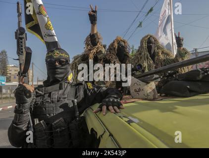 Gaza, Palästina. 05. Oktober 2022. Bewaffnete Kämpfer aus Saraya al-Quds, dem militärischen Flügel des Islamischen Dschihad, nehmen an einer antiisraelischen Militärparade zum 35.. Jahrestag des Starts der Bewegung des Islamischen Dschihad in Gaza-Stadt Teil. Kredit: SOPA Images Limited/Alamy Live Nachrichten Stockfoto