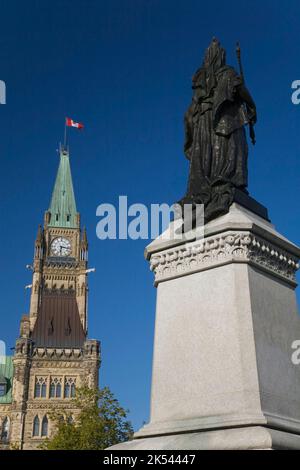 Teilansicht des Peace Tower und der Queen Victoria Statue auf dem Parliament Hill, Ottawa, Ontario, Kanada. Stockfoto