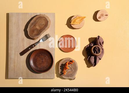 Herbsttisch mit Holzbrettern auf beigefarbenem Hintergrund Stockfoto