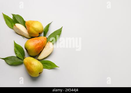 Reife Birnen mit grünen Blättern isoliert auf weißem Hintergrund Stockfoto