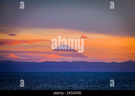 Sonnenuntergang auf Pico Island, Mount Pico und Sao Jorge von der Insel Graciosa aus gesehen Stockfoto