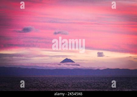 Sonnenuntergang auf Pico Island, Mount Pico und Sao Jorge von der Insel Graciosa aus gesehen Stockfoto