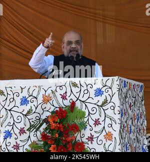 Srinagar, Indien. 05. Oktober 2022. BARAMULLA, INDIEN - 5. OKTOBER: Der Innenminister der Union, Amit Shah, spricht am 5. Oktober 2022 in Baramulla, Indien, zu einer öffentlichen Kundgebung. (Foto von Waseem Andrabi/Hindustan Times/Sipa USA) Quelle: SIPA USA/Alamy Live News Stockfoto