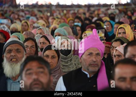 Srinagar, Indien. 05. Oktober 2022. BARAMULLA, INDIEN - 5. OKTOBER: Die Menschen hören auf die Rede des Innenministers der Union, Amit Shah, bei einer öffentlichen Kundgebung am 5. Oktober 2022 in Baramulla, Indien. (Foto von Waseem Andrabi/Hindustan Times/Sipa USA) Quelle: SIPA USA/Alamy Live News Stockfoto