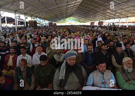 Srinagar, Indien. 05. Oktober 2022. BARAMULLA, INDIEN - 5. OKTOBER: Die Menschen hören auf die Rede des Innenministers der Union, Amit Shah, bei einer öffentlichen Kundgebung am 5. Oktober 2022 in Baramulla, Indien. (Foto von Waseem Andrabi/Hindustan Times/Sipa USA) Quelle: SIPA USA/Alamy Live News Stockfoto