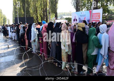 Srinagar, Indien. 05. Oktober 2022. BARAMULLA, INDIEN - 5. OKTOBER: Die Menschen kommen, um den Innenminister der Union, Amit Shah, bei einer öffentlichen Kundgebung am 5. Oktober 2022 in Baramulla, Indien, zu beobachten. (Foto von Waseem Andrabi/Hindustan Times/Sipa USA) Quelle: SIPA USA/Alamy Live News Stockfoto