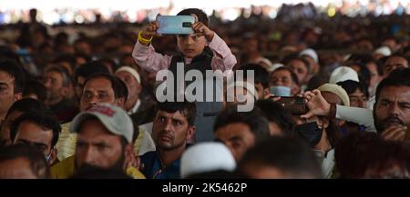 Srinagar, Indien. 05. Oktober 2022. BARAMULLA, INDIEN - 5. OKTOBER: Die Menschen hören auf die Rede des Innenministers der Union, Amit Shah, bei einer öffentlichen Kundgebung am 5. Oktober 2022 in Baramulla, Indien. (Foto von Waseem Andrabi/Hindustan Times/Sipa USA) Quelle: SIPA USA/Alamy Live News Stockfoto