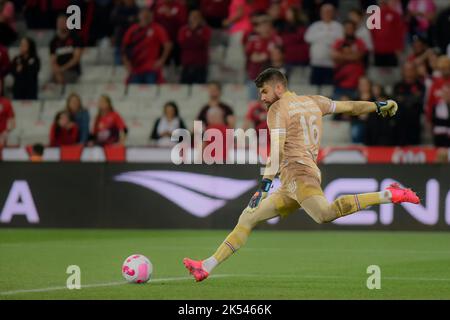 Curitiba, Brasilien. 05. Oktober 2022. Fernando Miguel während Athletico und Fortaleza. Spiel gültig für die 30. Runde der Brasilianischen Meisterschaft 2022. Joaquim Américo Guimarães Stadion in Curitiba, PR. Kredit: Reinaldo Reginato/FotoArena/Alamy Live Nachrichten Stockfoto