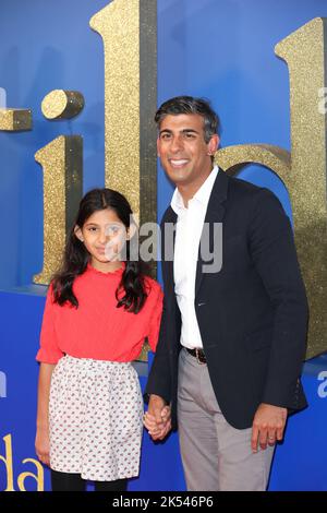 Rishi Sunak, Anoushka Sunak nehmen an der Weltpremiere von Roald Dahls Matilda The Musical Teil, die von Sony Picters in Kinos in ganz Großbritannien und Irland veröffentlicht wurde Stockfoto