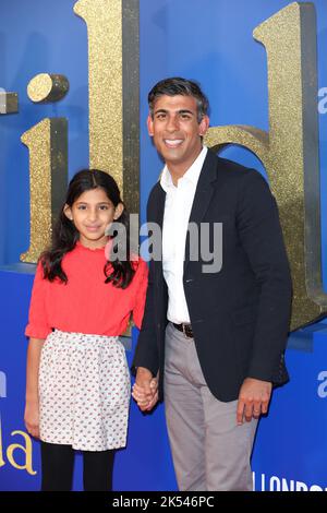 Rishi Sunak, Anoushka Sunak nehmen an der Weltpremiere von Roald Dahls Matilda The Musical Teil, die von Sony Picters in Kinos in ganz Großbritannien und Irland veröffentlicht wurde Stockfoto