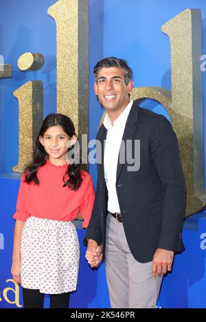 Rishi Sunak, Anoushka Sunak nehmen an der Weltpremiere von Roald Dahls Matilda The Musical Teil, die von Sony Picters in Kinos in ganz Großbritannien und Irland veröffentlicht wurde Stockfoto