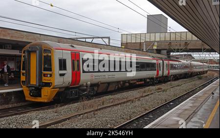 TFW (Transport for Wales, formally Arriva trains Wales) 158840 am Bahnhof Wolverhampton, Railway Dr, Wolverhampton, England, WV1 1LE Stockfoto