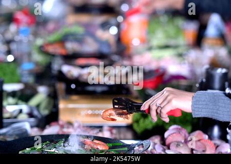 QINGDAO, CHINA - 5. OKTOBER 2022 - Besucher haben ein Camping-Abendessen auf einem Campingplatz in Qingdao, Provinz Shandong, China, 5. Oktober 2022. Stockfoto