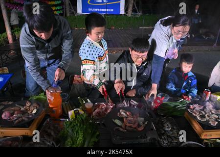 QINGDAO, CHINA - 5. OKTOBER 2022 - Besucher haben ein Camping-Abendessen auf einem Campingplatz in Qingdao, Provinz Shandong, China, 5. Oktober 2022. Stockfoto