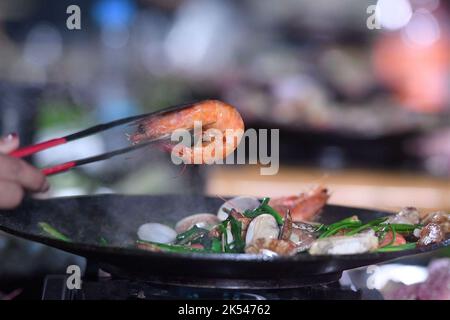 QINGDAO, CHINA - 5. OKTOBER 2022 - Besucher braten gegrillte Meeresfrüchte auf einem Campingplatz in Qingdao, Provinz Shandong, China, 5. Oktober 2022. Stockfoto