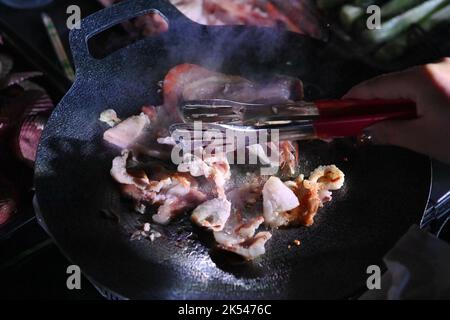 QINGDAO, CHINA - 5. OKTOBER 2022 - Besucher braten Fleisch bei einem Picknick auf einem Campingplatz in Qingdao, Provinz Shandong, China, 5. Oktober 2022. Stockfoto