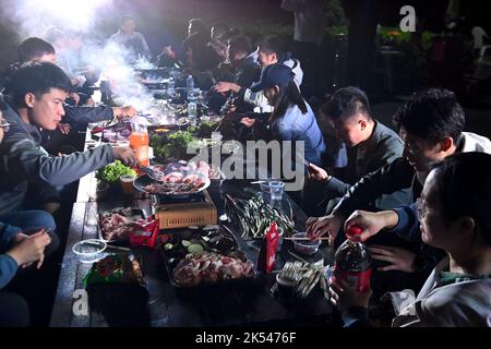 QINGDAO, CHINA - 5. OKTOBER 2022 - Besucher haben ein Camping-Abendessen auf einem Campingplatz in Qingdao, Provinz Shandong, China, 5. Oktober 2022. Stockfoto