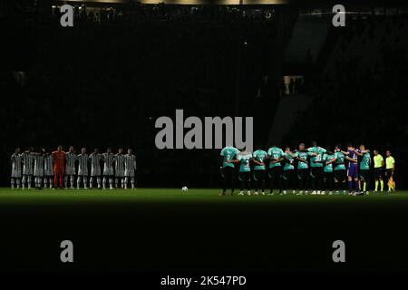 Turin, Italien, 5.. Oktober 2022. Spieler und Beamte halten eine Schweigeminute ein, um an die Opfer der Tragödie im Kanjuruhan-Stadion während des Spiels zwischen dem Arema FC und Persebaya Surabaya in Malang, East Java, Indonesien, zu erinnern, bevor sie das Spiel der UEFA Champions League im Allianz Stadium, Turin, starten. Bildnachweis sollte lauten: Jonathan Moscrop / Sportimage Stockfoto