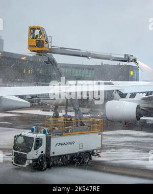 HELSINKI, FINNLAND, FEBRUAR 15 2022, Ein Enteisungsgerät (Anti-Icing) für Flugzeuge mit moderner Enteisungstechnologie und Hydraulikanlage Stockfoto